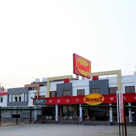 Virat Hotel & Guest House Radhanpur Ngoại thất bức ảnh